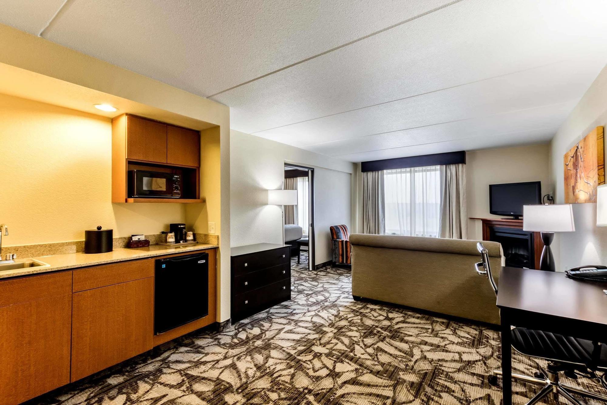 Holiday Inn Express & Suites Cedar Falls Exterior foto